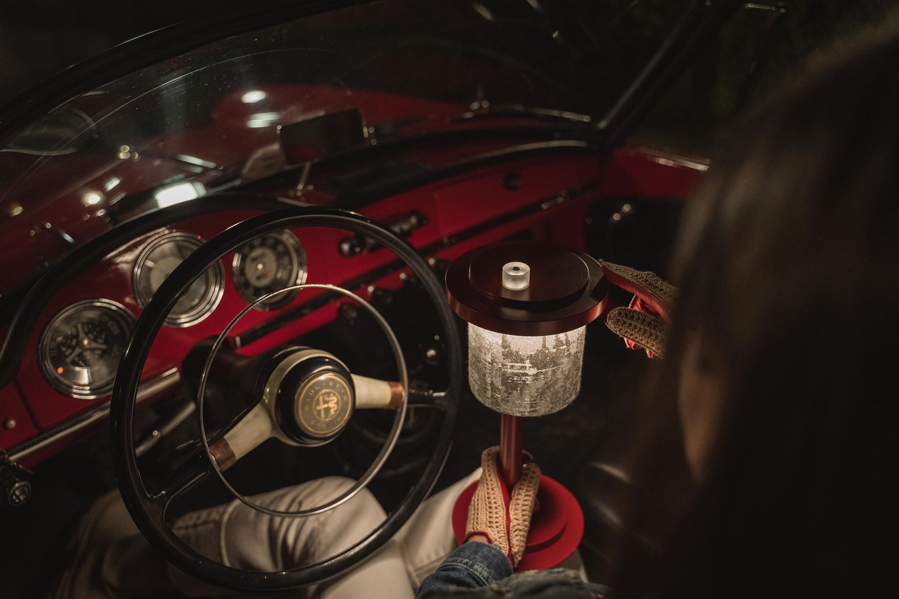 Eccentrica a bordo di un'auto d'epoca